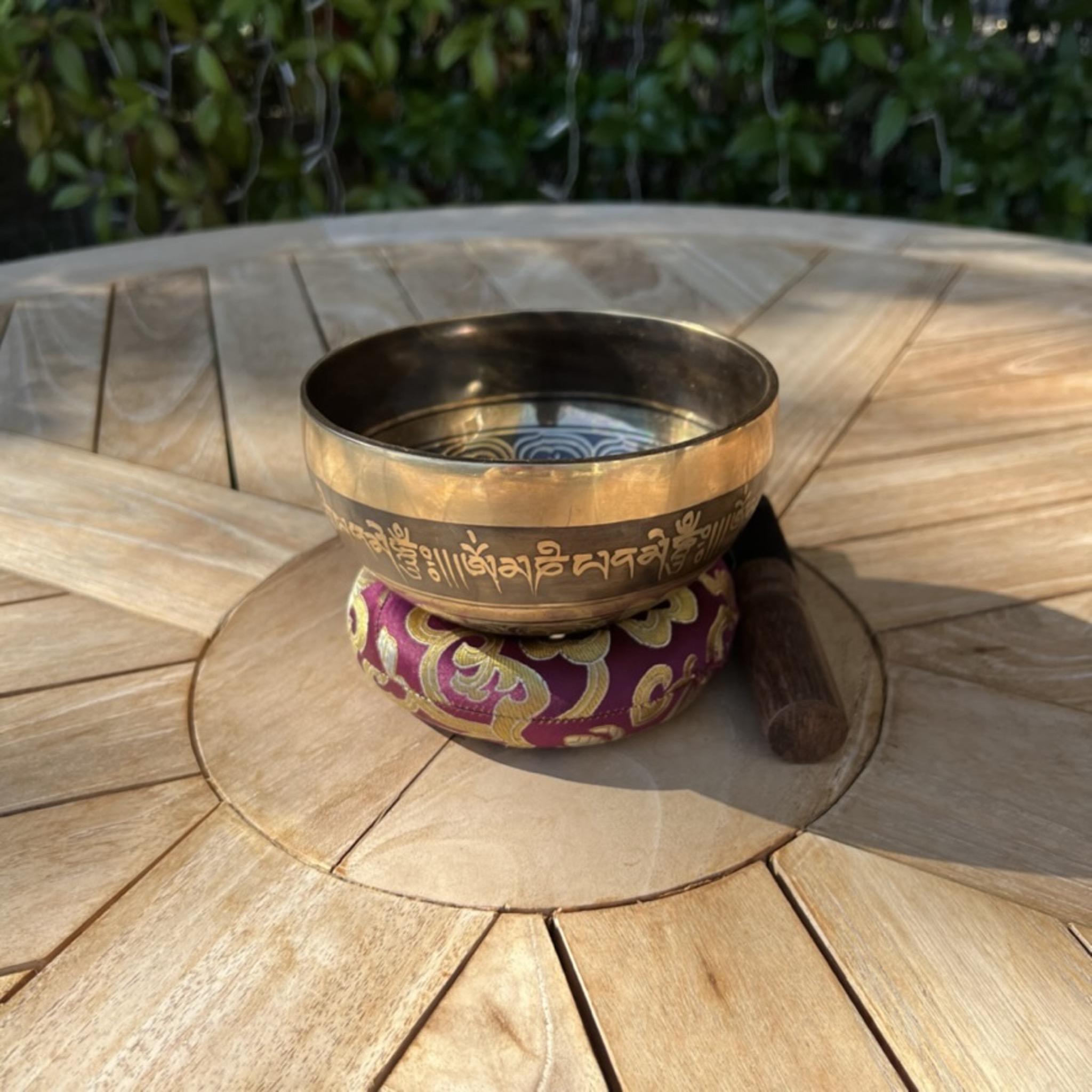 14cm Singing Bowl with Conch and Om Mani