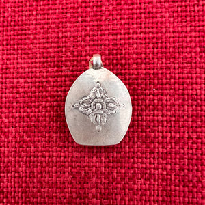 Silver pendant of Buddhist deity Chenrezig with 4 arms 