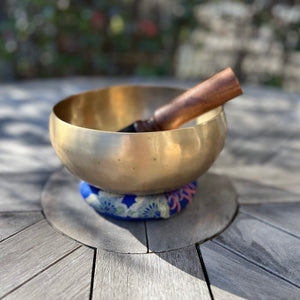 18cm smooth gold coloured singing bowl with wooden striker and blue donut cushion