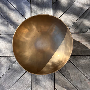 18cm smooth gold coloured singing bowl with wooden striker and blue donut cushion