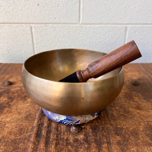 18cm smooth gold coloured singing bowl with wooden striker and blue donut cushion