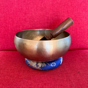 18cm smooth gold coloured singing bowl with wooden striker and blue donut cushion