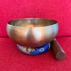 18cm smooth gold coloured singing bowl with wooden striker and blue donut cushion