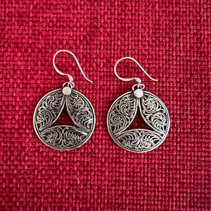 2.3cm Sterling silver filigree earrings in a round shape with a triangle shape in the centre